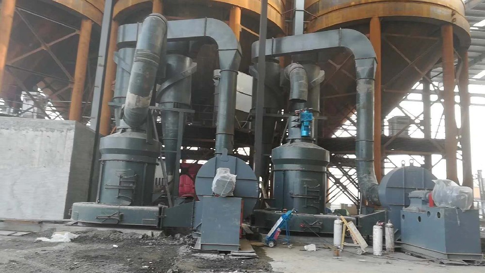 江西客戶購買邁新機(jī)械的磨粉機(jī)現(xiàn)場(chǎng)